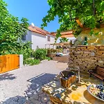 Dalmatinka - 20m From The Villa *