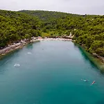 Dalmatinka - 20m From The Villa *